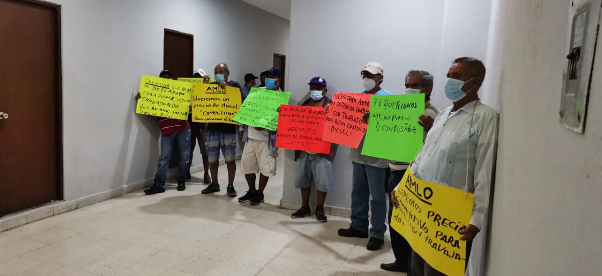 Pescadores bloquean oficinas de Pesca Federal en Tampico; exigen subsidio al diésel marino