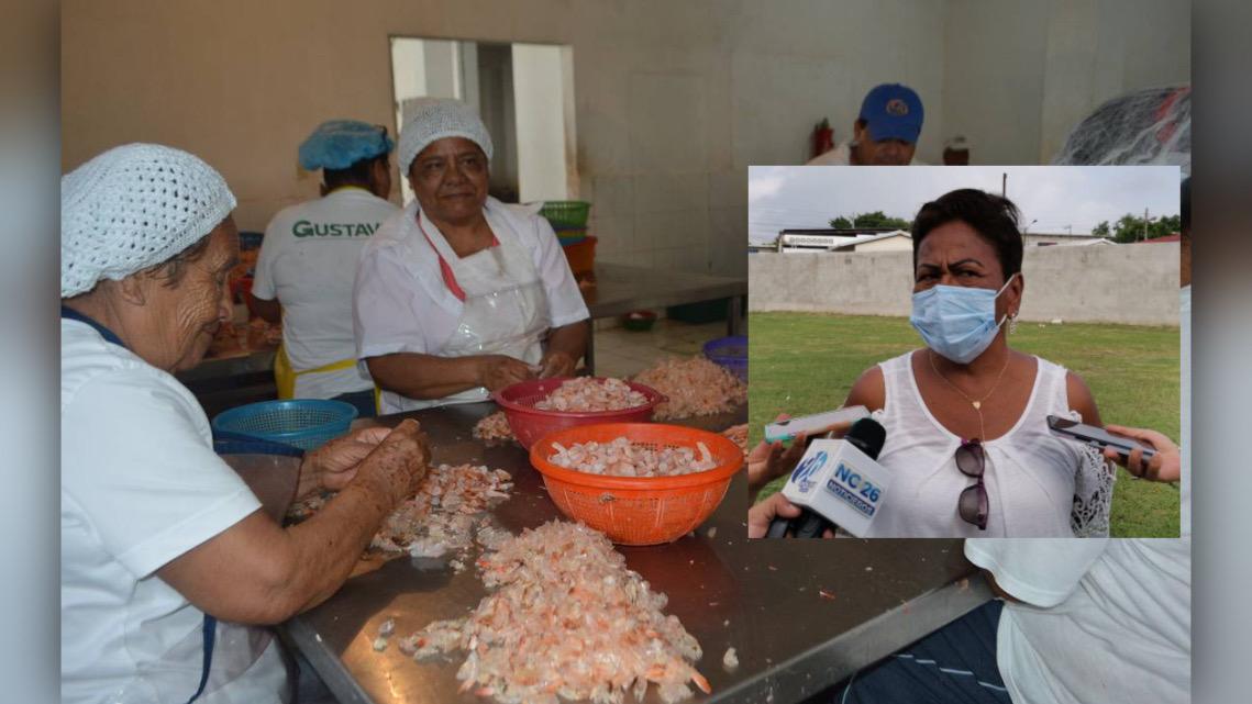 Mientras concluye la veda, despicadoras de camarón venden desde flanes hasta tamales para sobrevivir