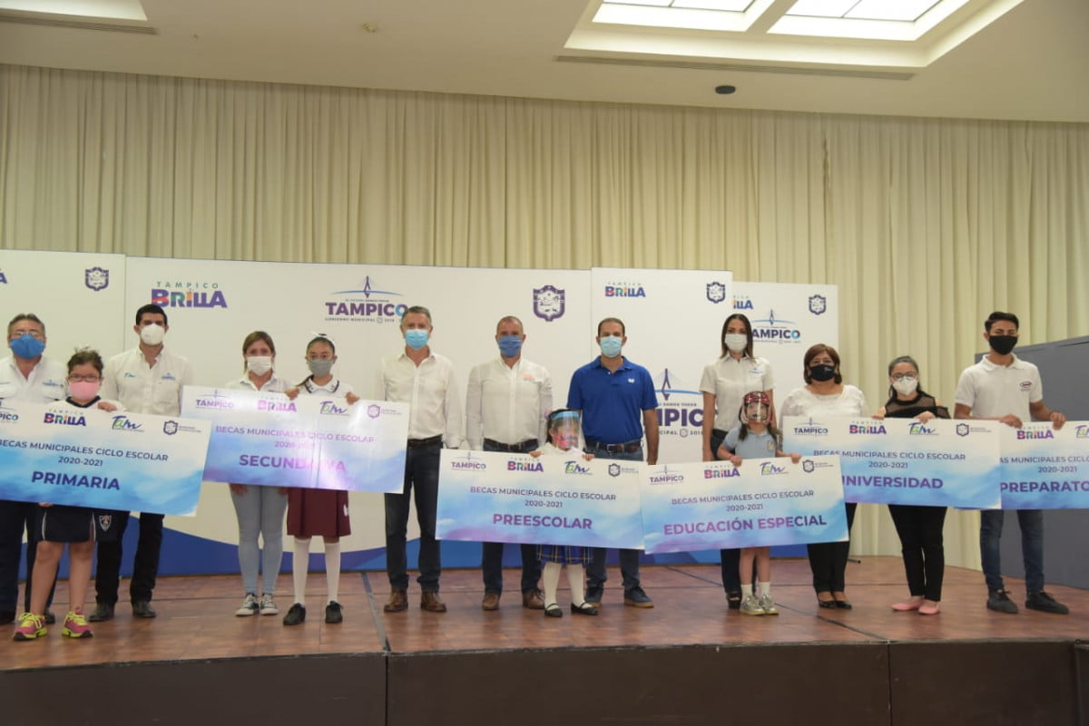 Apoya Chucho Nader con Becas a 794 Alumnos de Todos los Niveles