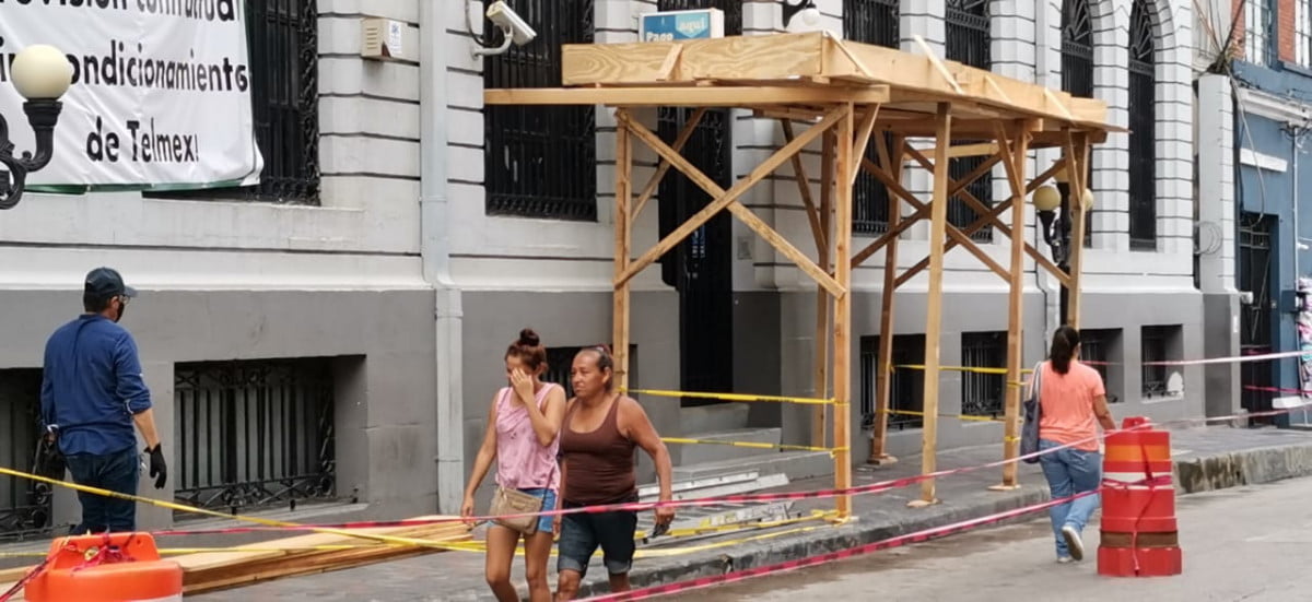 Colocan andamios en viejo edificio de Telmex en zona centro de Tampico para evitar accidentes