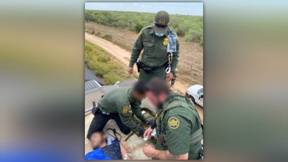 Rescatan en Laredo a 11 indocumentados con signos de golpe de calor