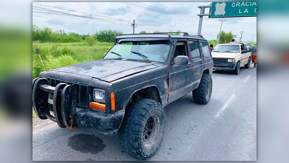 Por circular sin placas y remolcar a pick up, detectan que Jeep era robada