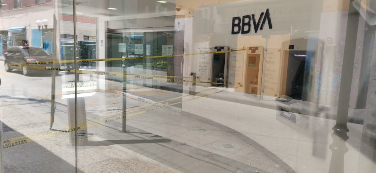 Se desploma plafón al interior de un banco en Tampico; clientes salieron corriendo