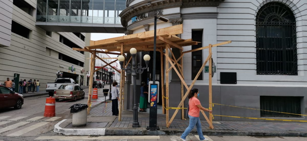 Ya suman diez negocios que han registrado desprendimientos en sus fachadas en la zona centro de Tampico