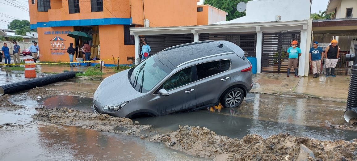 Distraída mujer cae con su camioneta en zanja de Cd. Madero