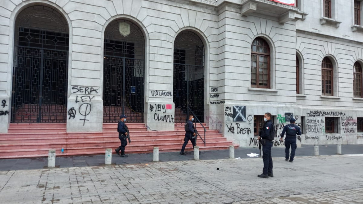 Colectivo Feminista protesta y causa daños en Presidencia municipal de Tampico