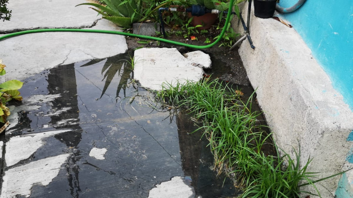 Entre aguas negras vecinos de la colonia Benito Juárez de Nuevo Laredo