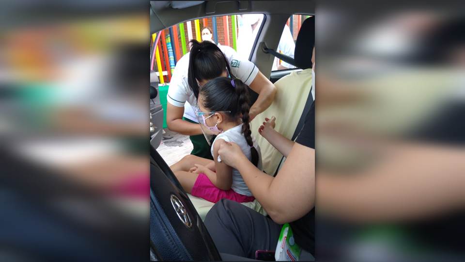 Implementa IMSS vacunación “servicar”, menores no tienen qué bajar del automóvil