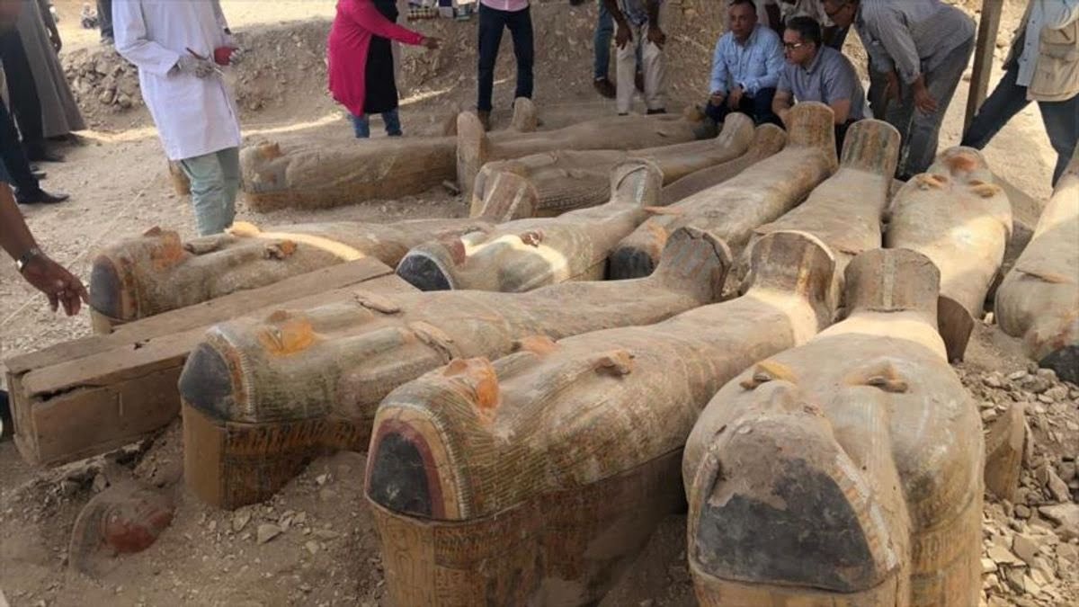 Descubren 27 sarcófagos enterrados en Egipto hace 2.500 años
