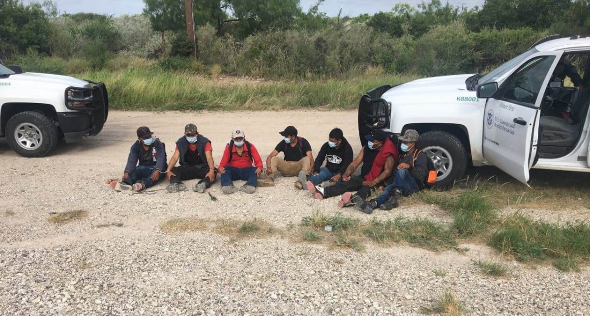 Rescatan a ilegales de morir dentro de vagón en Laredo
