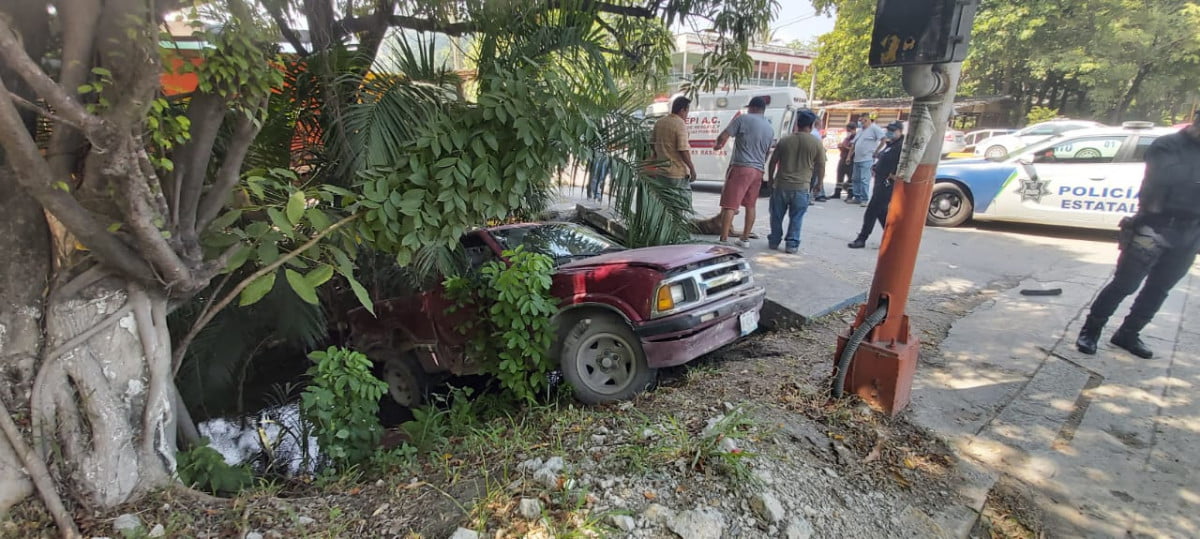 Choca con automóvil y del impacto termina en canal de riego en Mante
