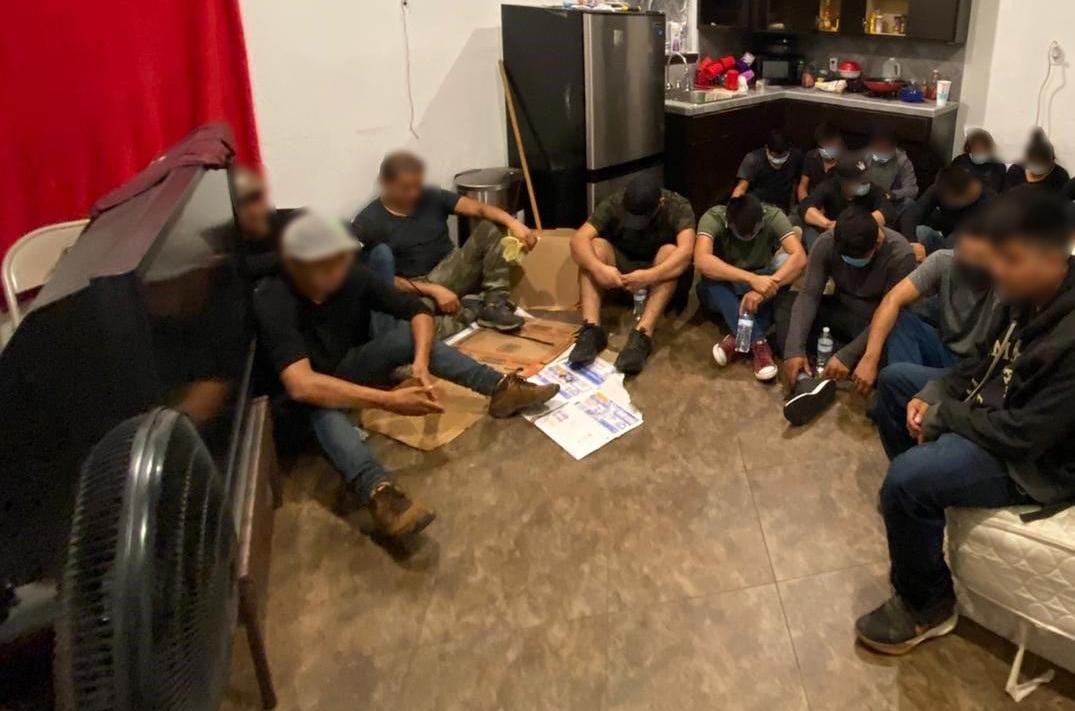 Descubren a ilegales en casa rodante en Texas