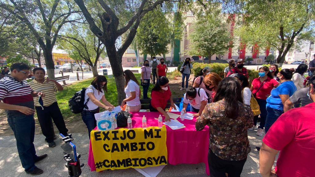 Profes se manifiestan frente a gobierno del estado, señalan irregularidades en cambio de lugar de trabajo