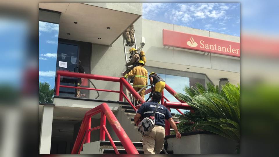 Se registra incendio al interior de banco Santander en Victoria