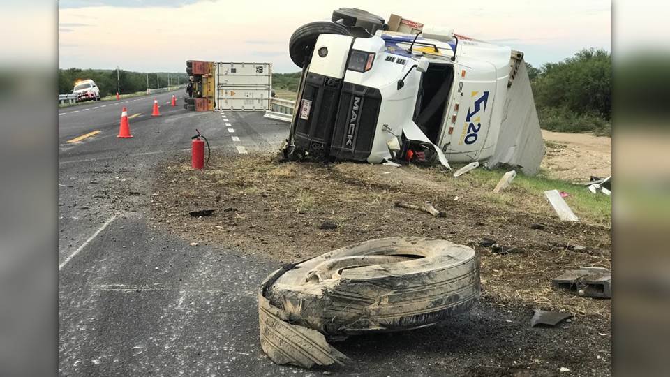 Chofer lesionado tras aparatoso choque entre tráileres en la Victoria-Tampico