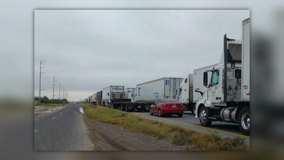 Filas de más de 10 kilómetros en puente III por caída de sistema en Nuevo Laredo