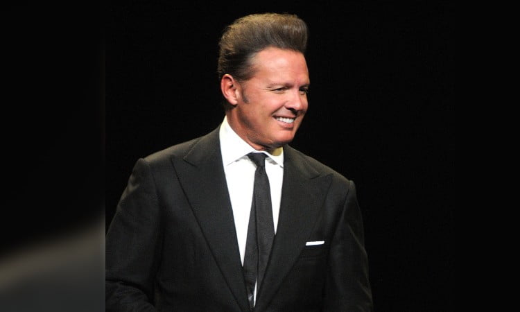 Mamá de Luis Miguel está viva y tuvo dos hijos más, asegura exdirector de Interpol