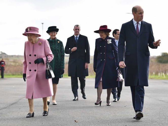 Reaparece la reina Isabel tras confinamiento por Covid