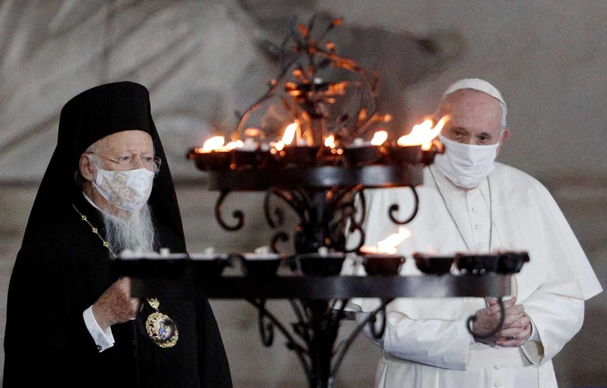 Con cubrebocas, el Papa ora por la paz junto a otros jerarcas