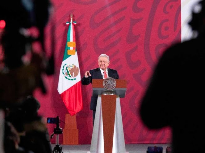 Tras balconear fideicomisos, López Obrador da mensaje