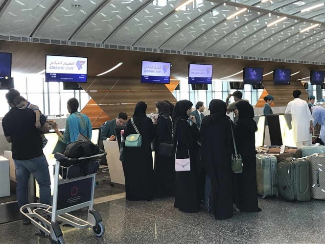 Botan a recién nacido en aeropuerto y desnudan a pasajeras