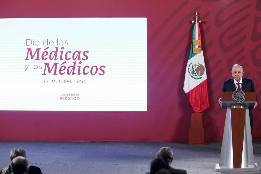 En el Día del Médico, López Obrador reconoce su labor