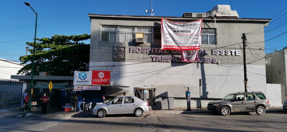 Trabajadores del ISSSTE trabajan bajo protesta; colocan lona contra delegado en Tamaulipas