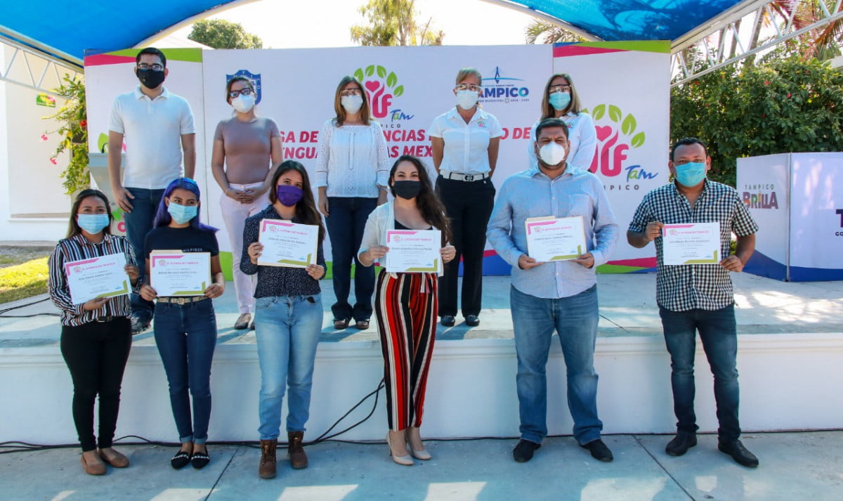 Entrega Aída Féres de Nader Constancias a Graduados de los Cursos de Lengua en Señas Mexicana