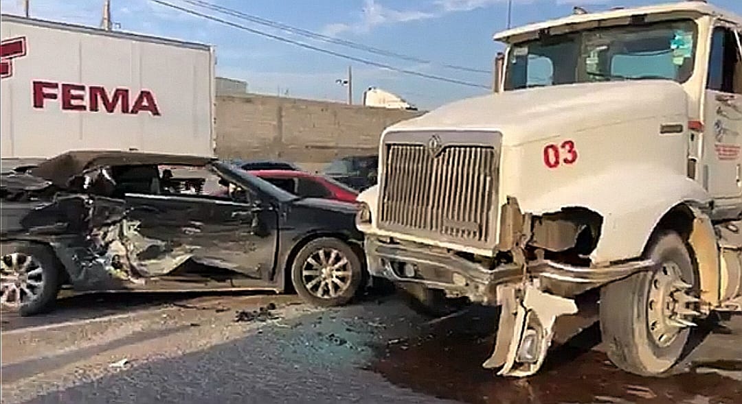 Tráiler provoca accidente vial en Carretera Aeropuerto en Nuevo Laredo