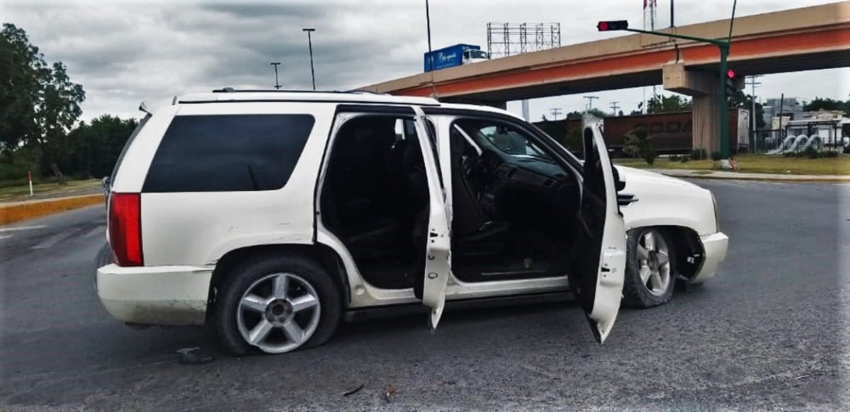 Hallan a dos personas secuestradas al interior de camioneta abandonada en Matamoros