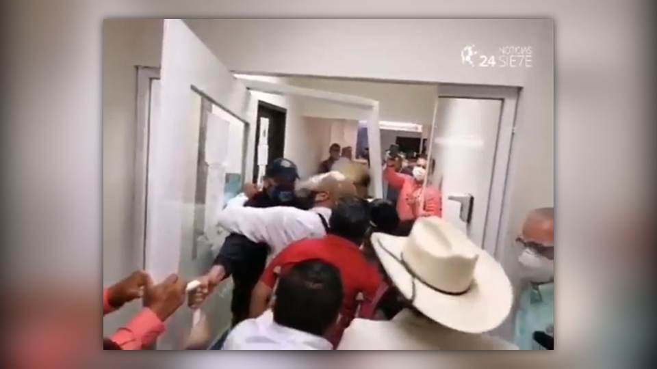 Tras trifulca, asegura Gloria Molina que demandas de sindicalizados se atenderán según lineamientos