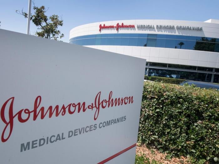 Johnson & Johnson detiene ensayos de su vacuna contra Covid-19