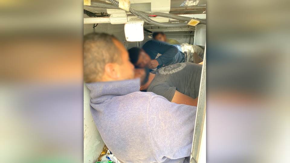 Encuentran a 100 ilegales en tráiler robado en Laredo, Texas