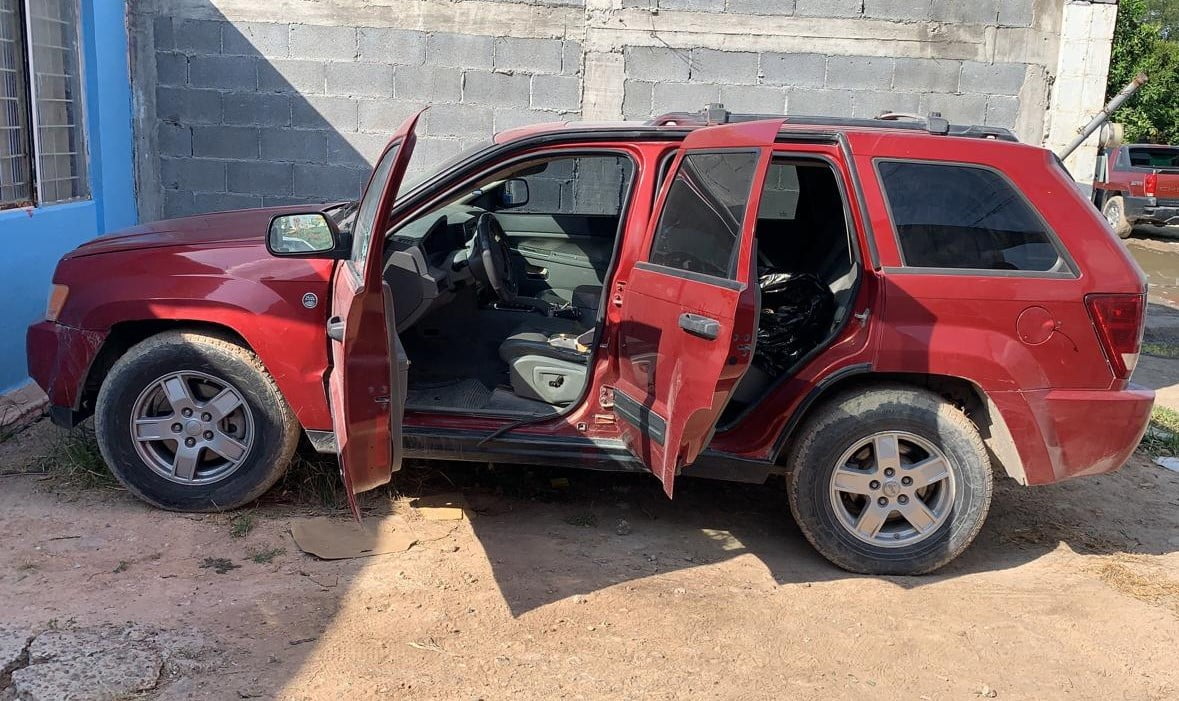 Tras persecución en Reynosa, aseguran camioneta con blindaje artesanal, droga y armas