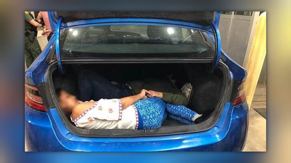 Encuentran cinco ilegales ocultos en la cajuela de autos en Laredo Texas