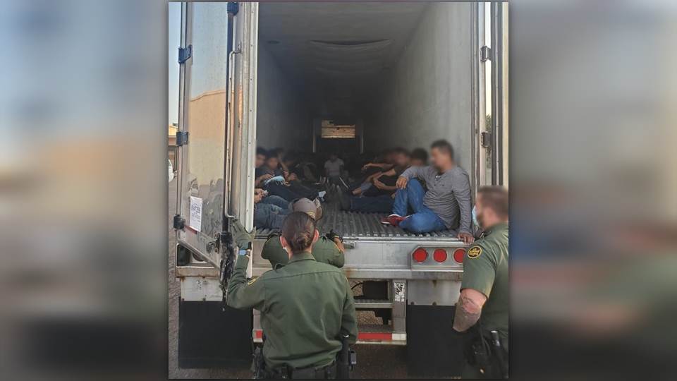 Rescatan a 63 ilegales que fueron abandonados en un remolque en Laredo, Texas