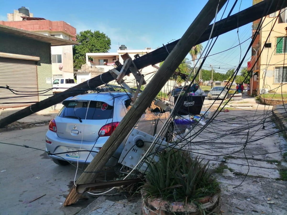 Poste de la CFE en mal estado colapsa encima de una vehículo en Ciudad Madero