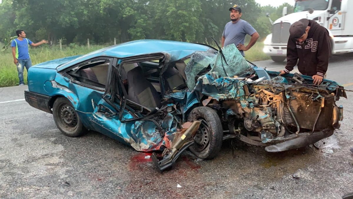 Se salva de morir tras chocar con dos tráileres, choferes se dan a la fuga