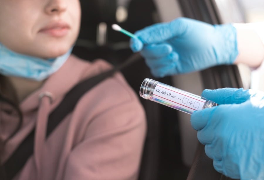Mujer sufre lesión cerebral durante prueba PCR para detectar covid-19