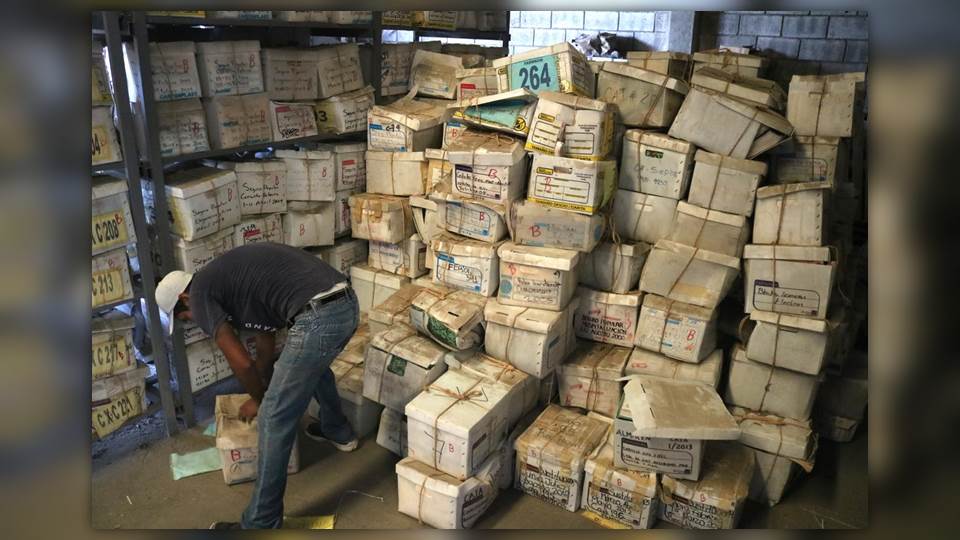 Continúan depurando bodegas del archivo muerto del Estado