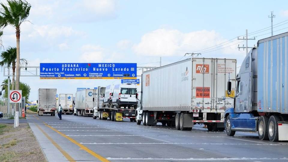 Operadores de transporte hartos de filas kilométricas en puentes de Nuevo Laredo, ya amagan con paro