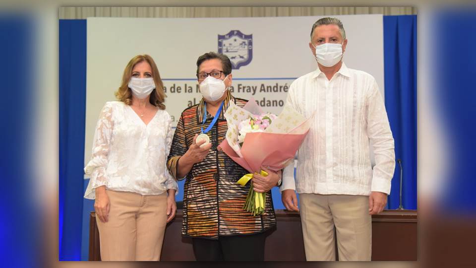Entrega Chucho Nader Medalla Fray Andrés de Olmos a la Dra. Bertha Laura Salinas Ruiz