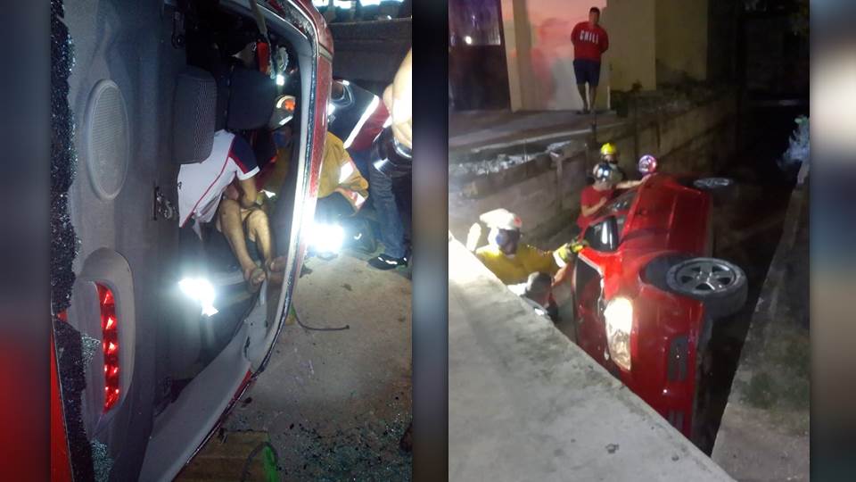 Conductor cae con su auto compacto en un canal en Ciudad Madero