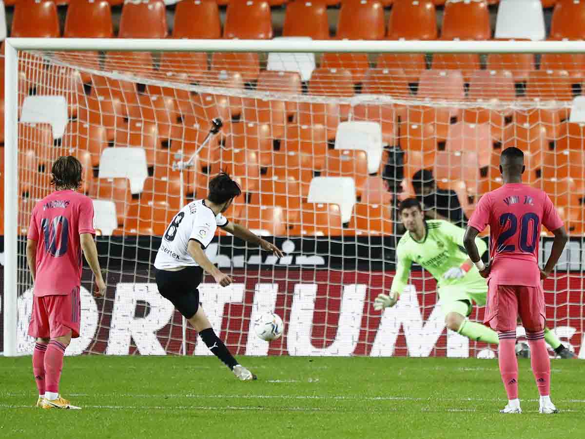 Valencia arrolla a punta de penales al Real Madrid
