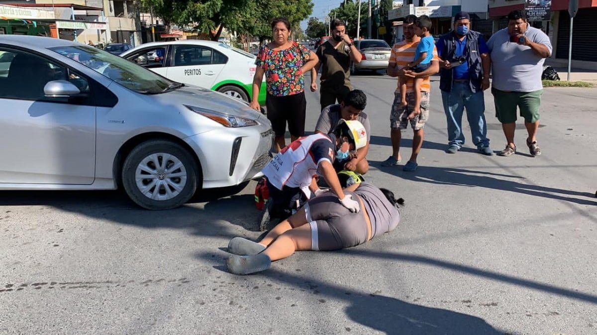 Se le atraviesa automóvil a motocicleta; se reporta un lesionado