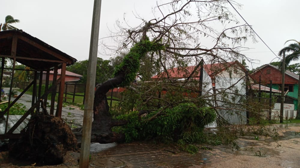Huracán Eta impacta en costas de Nicaragua como categoría 4