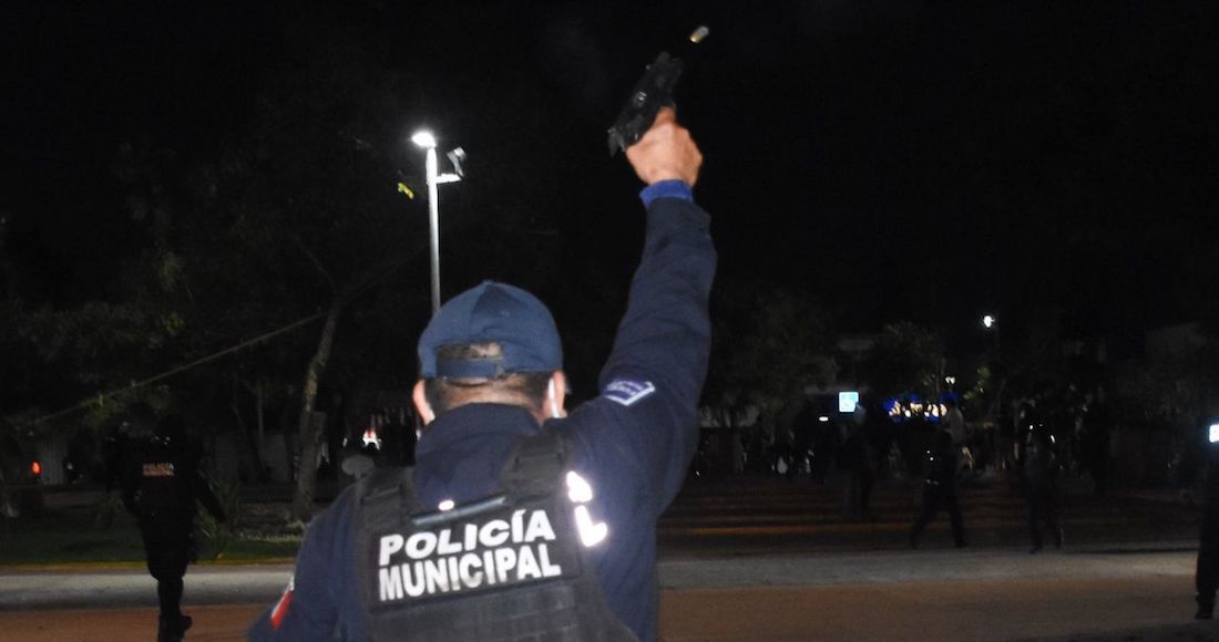 Policías reprimen a balazos protesta por feminicidio en Cancún