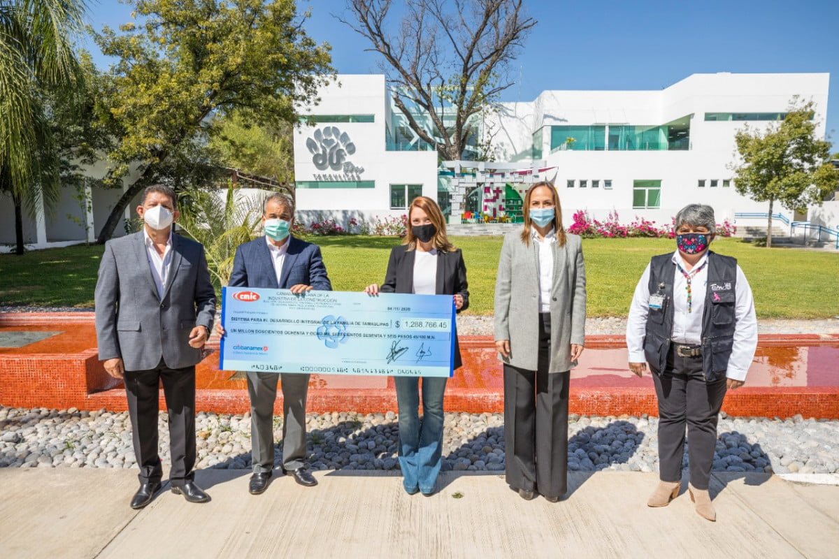 Recibe Mariana Gómez donativo de empresarios de la construcción para el fondo “Héroes de la Salud”