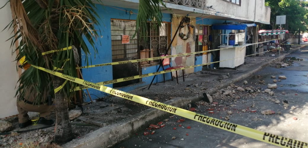 Se desploma losa y quedan atrapadas tres familias al interior de una vivienda en Tampico