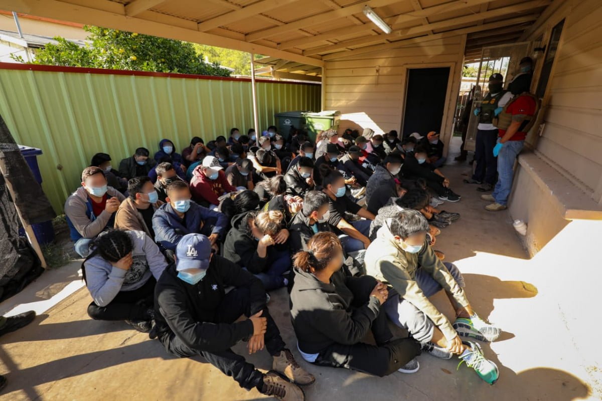 Encuentran a 68 ilegales en casa de seguridad en la frontera
